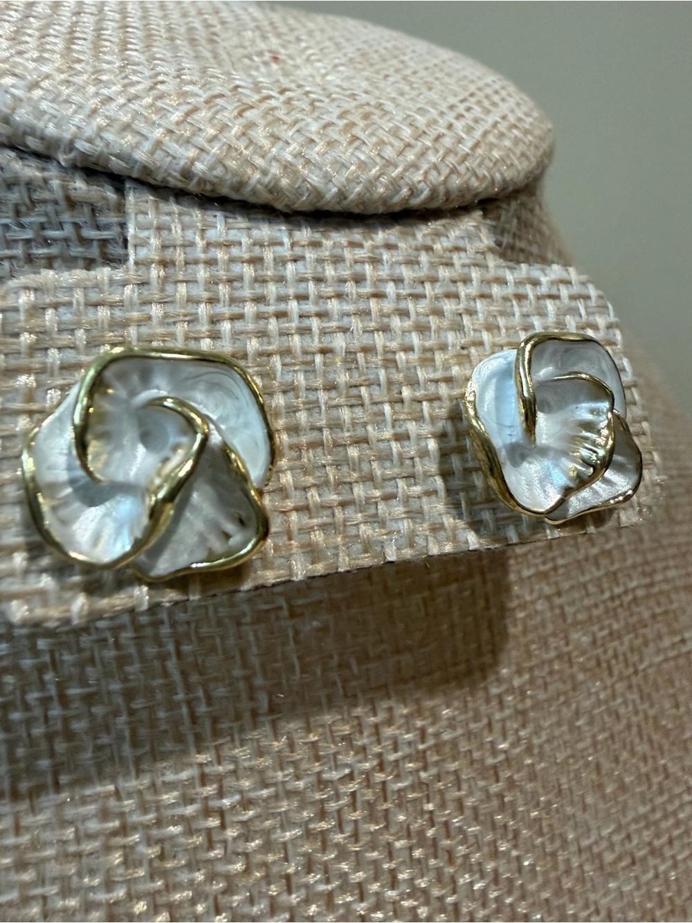 New Gold-Trim Enamel Flower Stud Earrings - Simple but Elegant